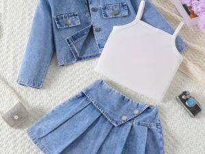 Ensemble 3 pièces fille : veste en jean, débardeur et jupe plissée. Idéal pour l'automne et l'hiver.