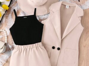 Ensemble fille 3 pièces avec top noir côtelé, gilet, short et chapeau élégant