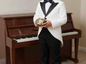 Costume garçon 2 pièces avec veste queue-de-pie, nœud papillon et pantalon élégant